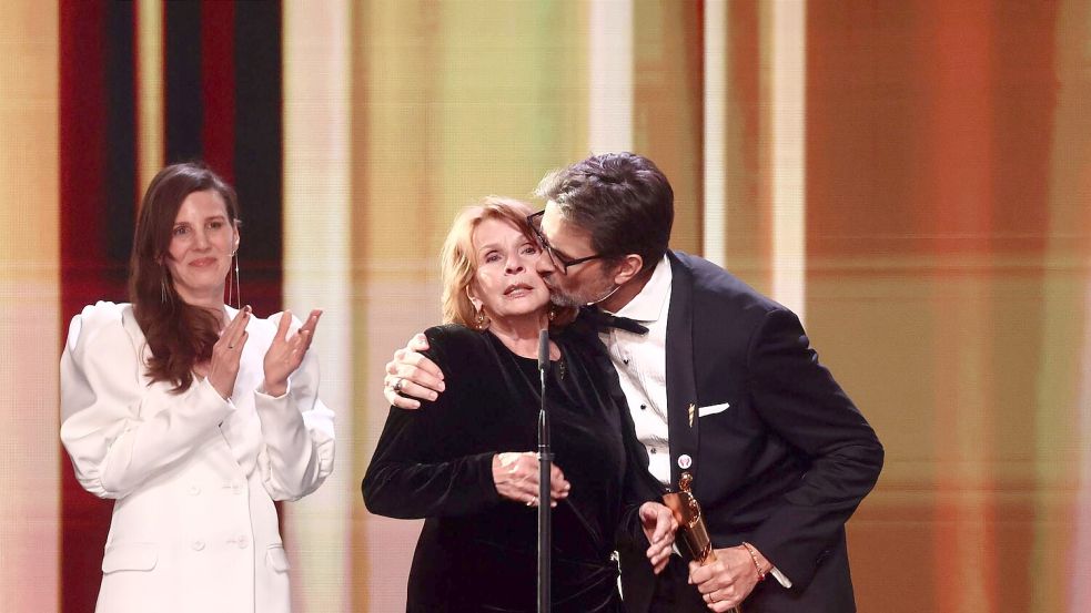 Senta Berger und ihr Sohn, der Regisseur Simon Verhoeven, auf der Bühne. Foto: Christoph Soeder/dpa
