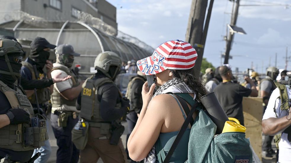 Menschen protestieren vor dem Abschiebezentrun in Newark im US-Bundestaat New Jersey. Foto: Anne Pollmann/dpa