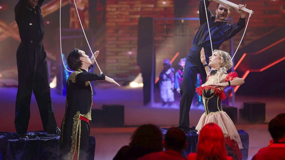 Anna-Carina Woitschack griff in ihrem Abschlusstanz die Puppenspieler-Tradition ihrer Familie auf. Foto: Rolf Vennenbernd
