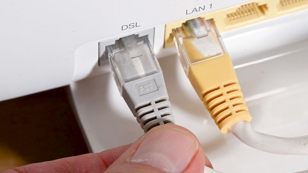 Router mit DSL-Kabel: DSL ist zwar eine alte, aber noch immer dominante Technologie am deutschen Internetmarkt. Foto: Bernd Weißbrod