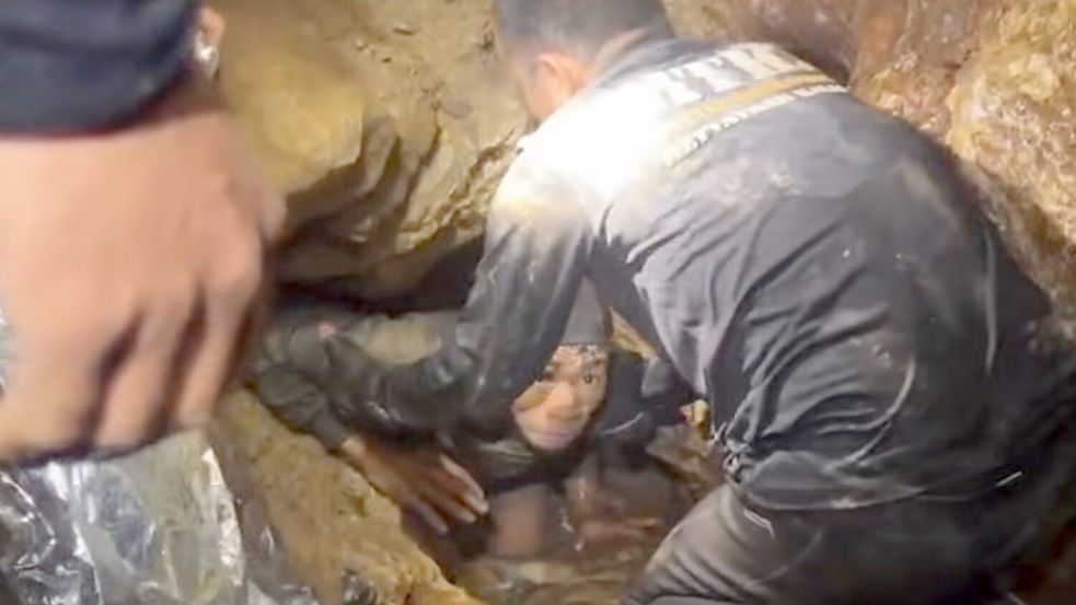 Um aus dem Berg zu kommen, musste der Gerettete viele enge Tunnel und überflutete Gänge passieren. Foto: -