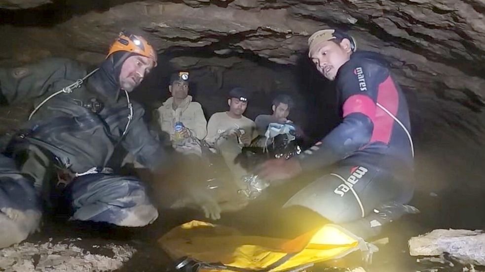 Der bekannte finnische Höhlentaucher Mikko Paasi (l.) hat die Bergung des ersten Goldsuchers geleitet. Foto: Uncredited
