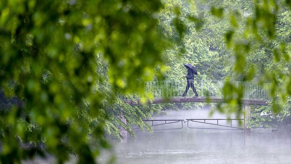 In Köln war der Samstag schon kräftig nass. Foto: Rolf Vennenbernd