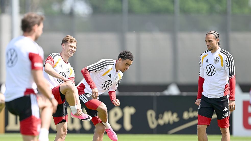 Joshua Kimmich, Jamal Musiala und Leroy Sané (v.l.n.r.) im Abschlusstraining der Nationalmannschaft Foto: Federico Gambarini/dpa