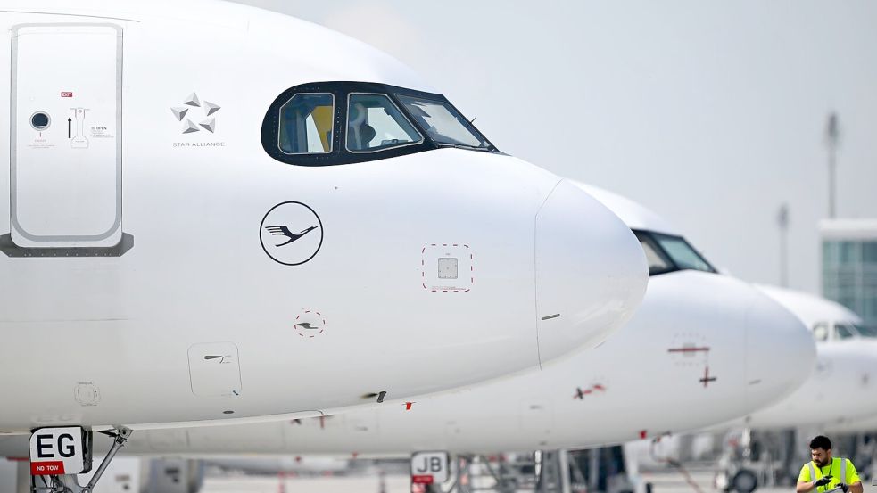 Flugzeuge mussten am Samstagmorgen in München wegen einer Drohnenwarnung kurzzeitig am Noden bleiben. (Symbolbild) Foto: Sven Hoppe