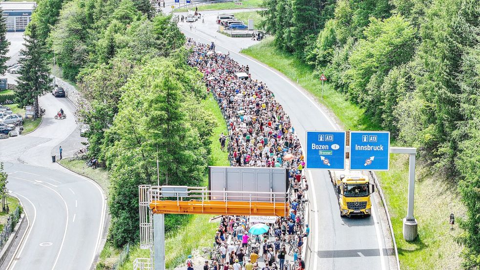 Tausende demonstrierten gegen die Umweltbelastungen durch den Transitverkehr Foto: Jason Tschepljakow/dpa