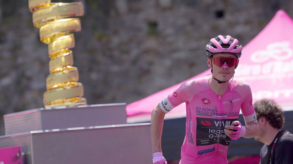 Hat die Giro-Trophäe fest im Blick: Jonas Vingegaard. (Archivbild) Foto: Spada/LaPresse/AP/dpa