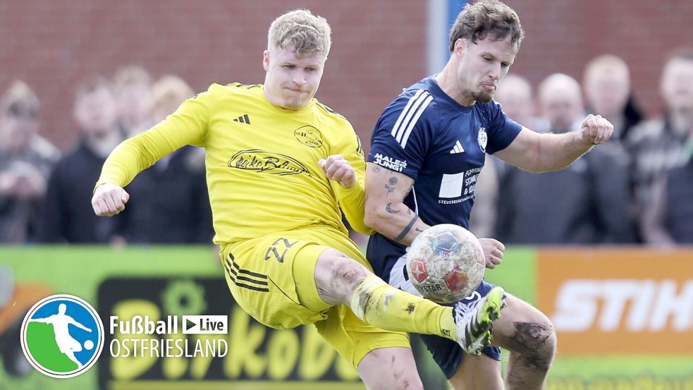 Der TuS Strudden (links Cedric Fiolka) und der TSV Friesenstolz Riepe (rechts Mirco Taubert) haben im direkten Duell den zweiten Bezirksliga-Aufstiegsplatz unter sich ausgemacht. Riepe steigt dank eines Taubert-Doppelpacks auf. Foto: Jens Doden, Emden