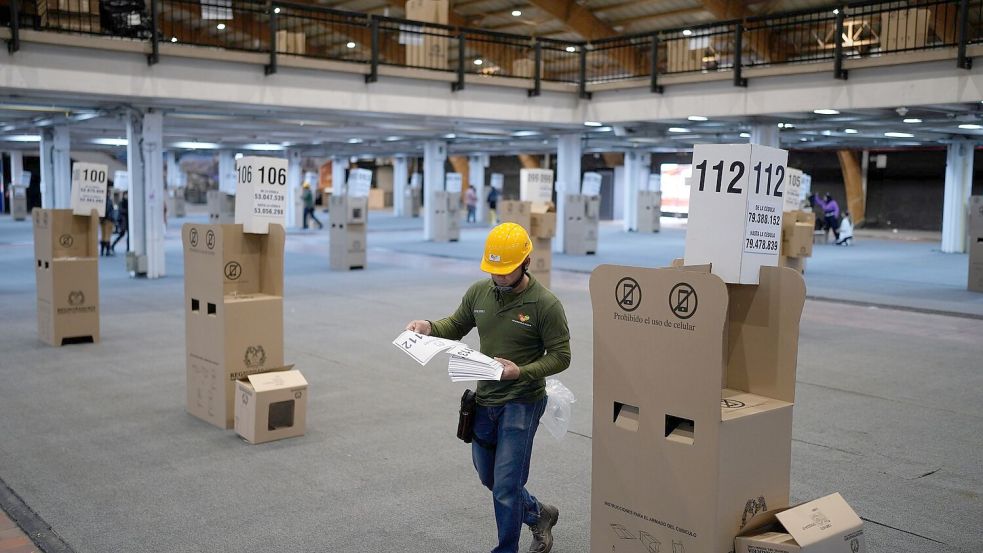 Ein Wahlhelfer richtet ein Wahllokal in Vorbereitung auf die Präsidentschaftswahl ein. (Archivbild) Foto: Matias Delacroix