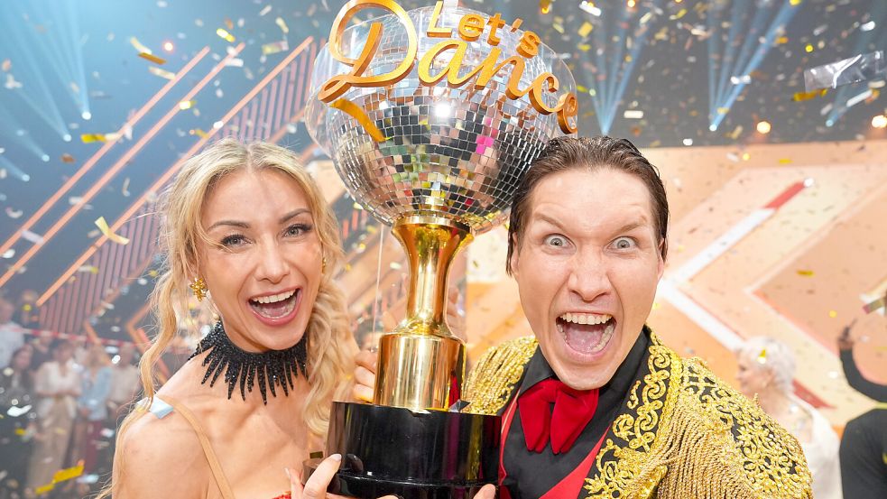Die „Let‘s Dance“-Sieger 2026: Die Sängerin Anna-Carina Woitschack und der Profitänzer Evgeny Vinokurov jubeln in der RTL-Show. Foto: RTL / Stefan Gregorowius