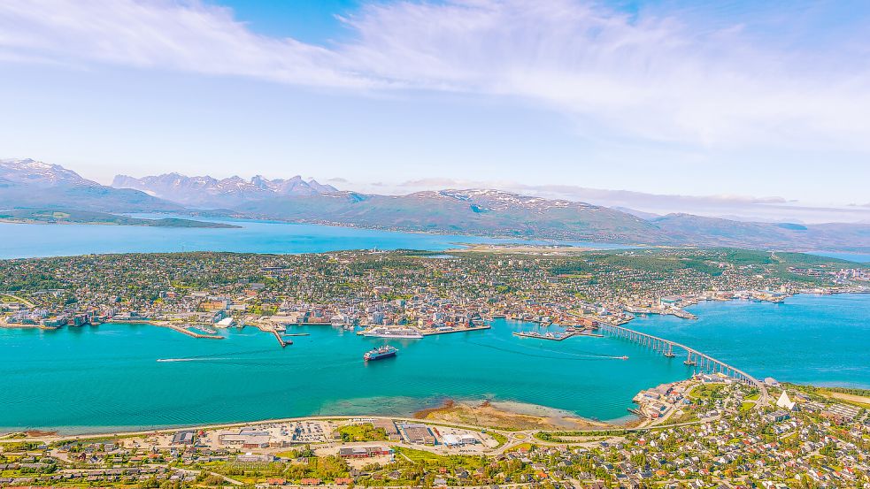 Vom Storsteinen aus wirkt Tromsø mit seinen kleinen Häusern, den kleinen Schiffen und der schmal wirkenden Brücke wie eine Spielzeugstadt. Foto: iStockphoto