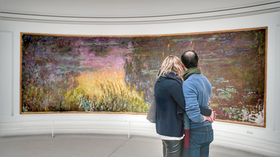 Ein Traum der Kunst: Ganz versunken vor einem der Seerosen-Bilder – ein Paar betrachtet eines der Meisterwerke von Monet. Foto: Imago