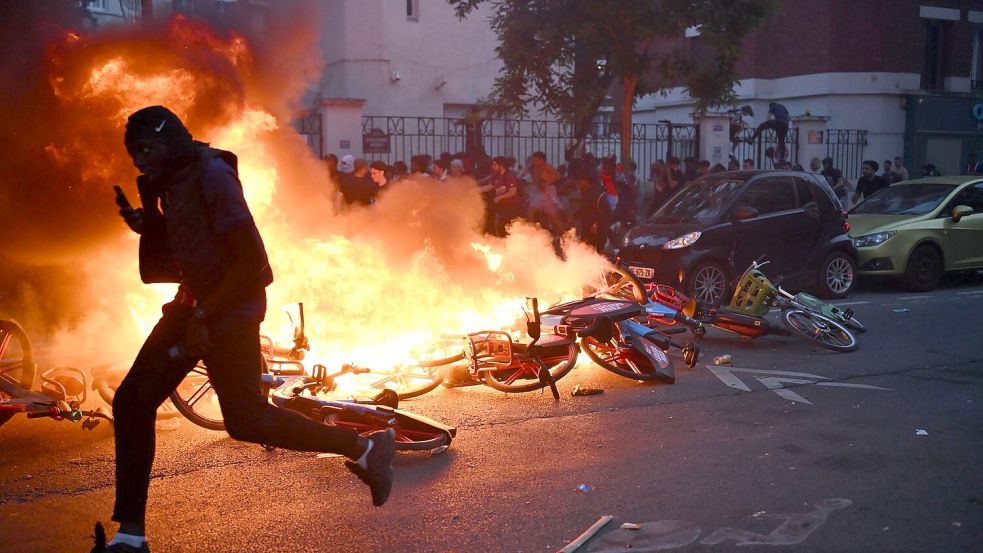 Nach dem Finale kommt es in Paris zu Ausschreitungen. Foto: Julien Mattia