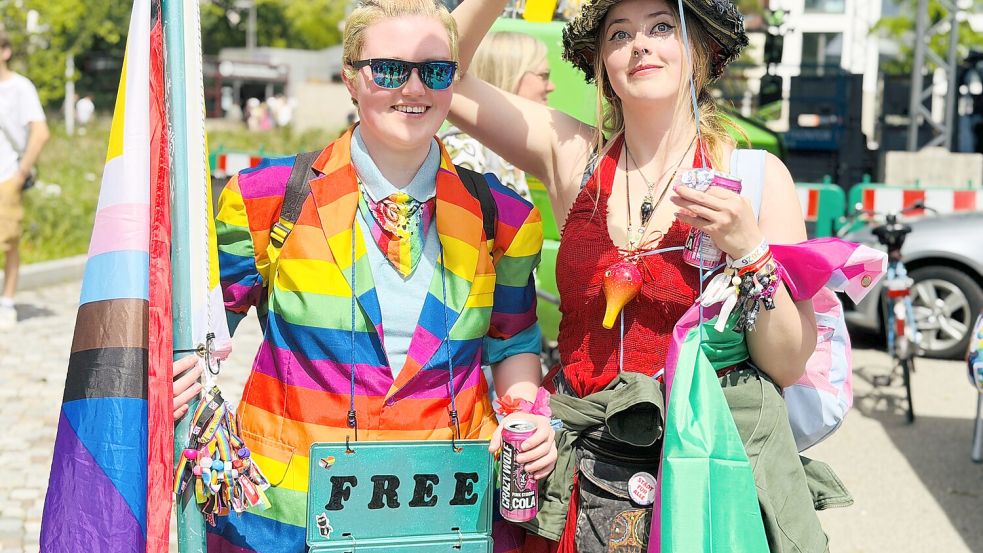 Stammgäste bei Osnabrücker CSD: Charly (links) und Erzieherin Leandra aus Wilhelmshaven. Foto: Matthias Liedtke