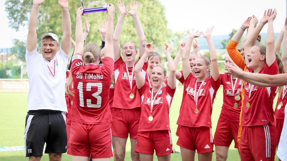 TiMoNos Kapitänin Lea Begemann durfte die Trophähe in die Luft recken. Foto: Lena Feeken