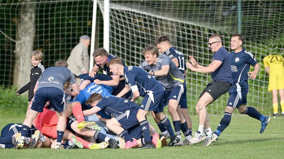 Jubelexplosion: Die Riepster Spieler gewinnen mit 3:2 in Strudden. Der Aufstieg in die Bezirksliga ist perfekt.Fotos: Jens Doden (Blomberg)