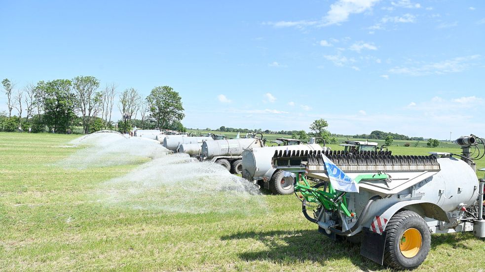 Milchfontänen über dem Feld: Landwirte setzten in der Krummhörn mit einer symbolischen Aktion ein Zeichen gegen aus ihrer Sicht falsche politische Rahmenbedingungen. Fotos: Heinz Wagenaar