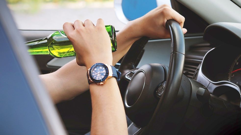 Obwohl ein 20-jähriger Auricher Alkohol getrunken hatte, setzte er sich hinters Steuer seines Autos und fuhr los. Symbolfoto: Pixabay