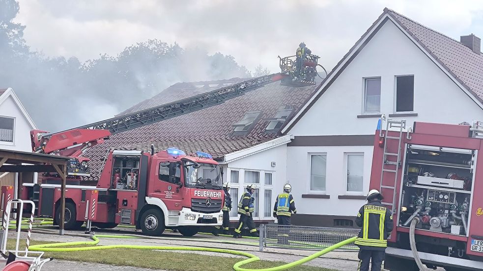 In Ostrhauderfehn stand am Samstag, 30. Mai 2026, ein Dachstuhl in Flammen. Foto: Daniel Grüneke