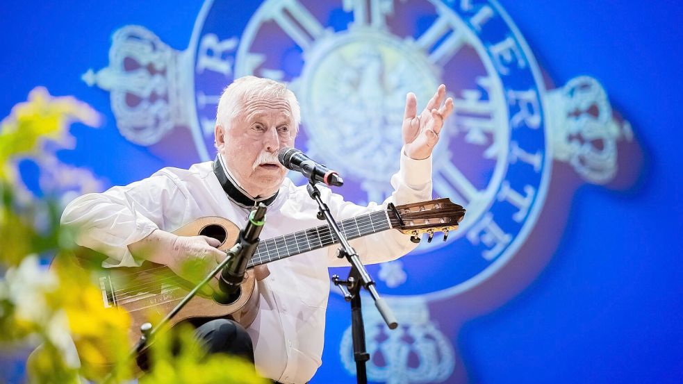 Wolf Biermann singt sein berühmtes Lied „Ermutigung“. Foto: Christoph Soeder/dpa