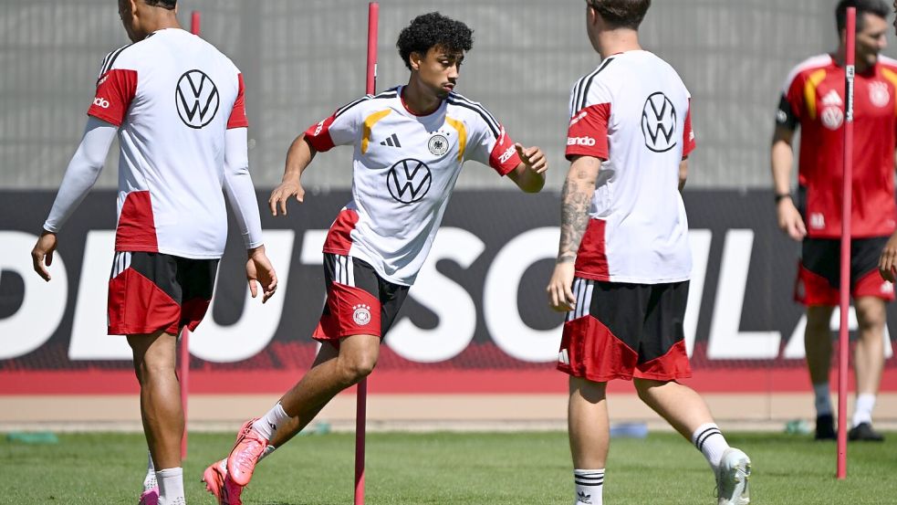 Nathaniel Brown (M) im Einsatz beim Training vor dem Finnland-Spiel. Foto: Federico Gambarini/dpa