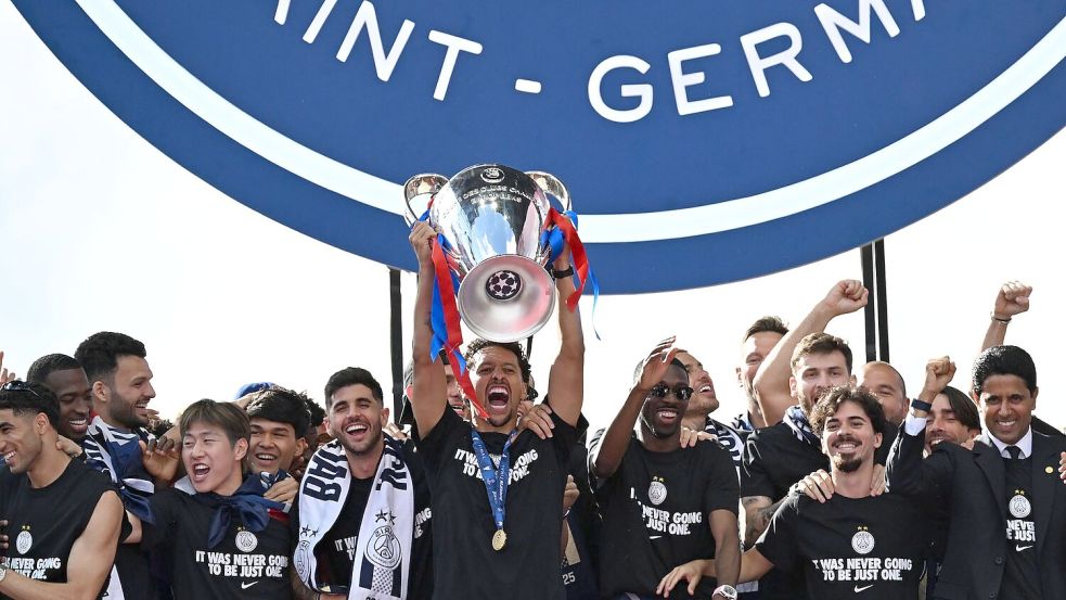 Kapitän Marquinhos präsentiert den Königsklassen-Pokal bei der Feier in Paris. Foto: Emma Da Silva
