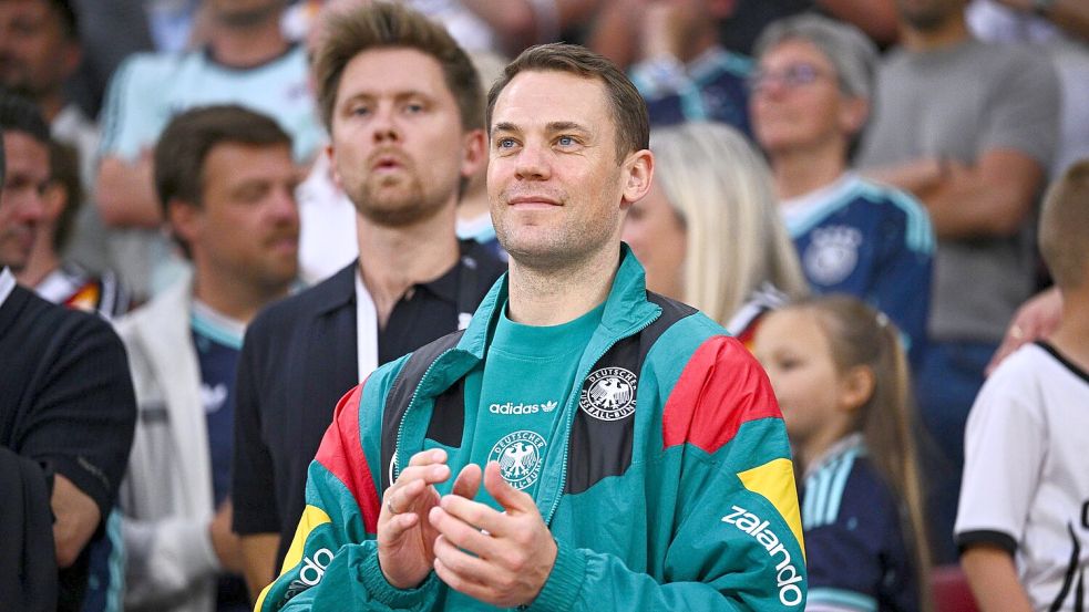 Lächelnder Zuschauer im Mainzer Stadion: Manuel Neuer. Foto: Tom Weller/dpa