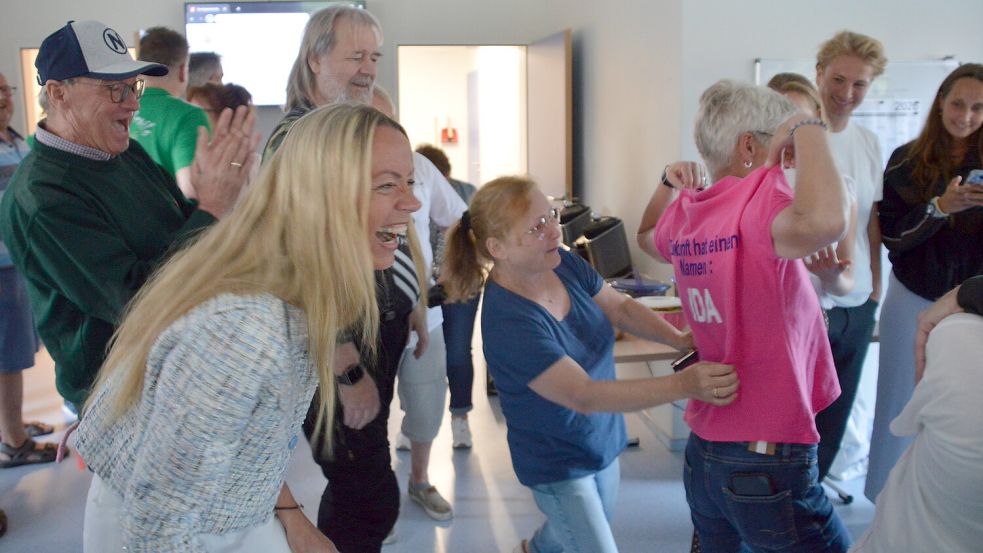 Wahlsiegerin Ida Bienhoff-Topp (Zweite von links) und ihre Anhänger jubeln bei ihrer Wahlparty in Osteel. Foto: Sarah Dirks