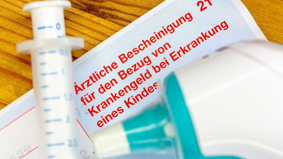 Gesetzlich versicherte Eltern können Krankengeld beantragen, wenn ein Kind unter zwölf Jahren krank ist und sie deshalb nicht zur Arbeit gehen. (Symbolbild) Foto: Fernando Gutierrez-Juarez/dpa