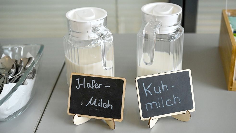 Echte „Milch“ gibt es laut Vorschrift nur von Tieren - aber im Alltag werden auch Pflanzendrinks so genannt. Foto: Jens Kalaene