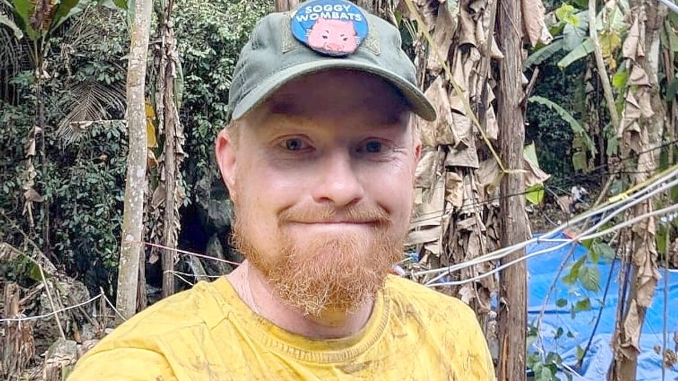 Höhlentaucher Josh Richards ist in Laos, um die Mission zu unterstützen. Er entdeckte nun ein Loch im Berg, das zu zwei Vermissten führen könnte. Foto: Josh Richards/dpa