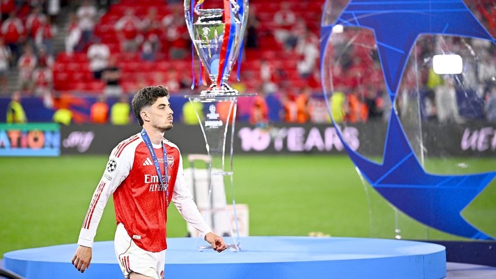 Kai Havertz geht nach dem verlorenen Finale der Champions League am Pokal vorbei. Foto: Tom Weller/dpa
