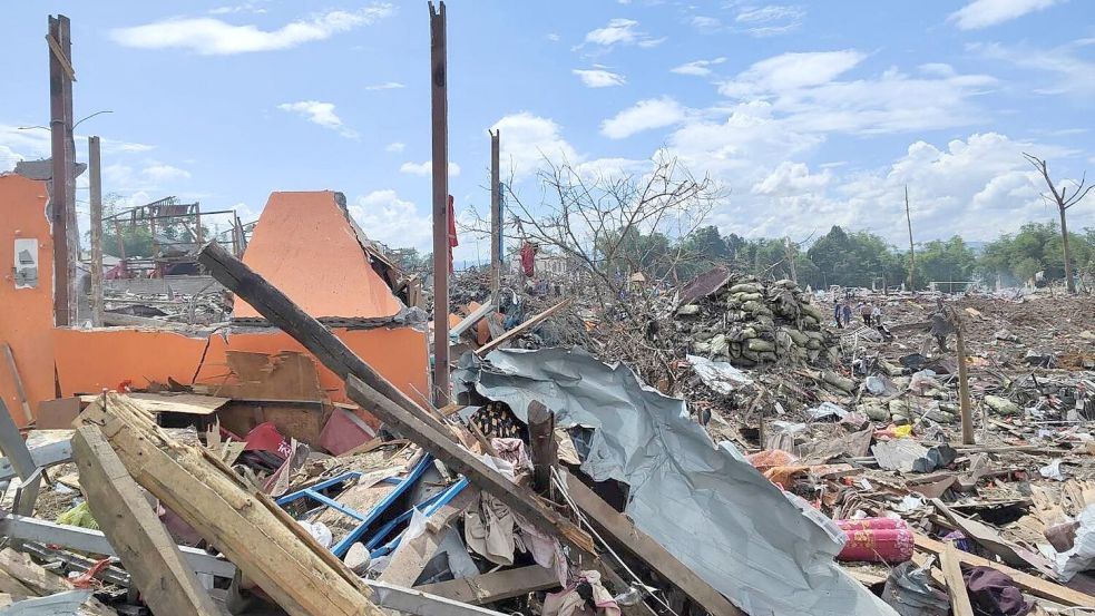 Anwohnern zufolge wurden bei der Explosion auch zahlreiche Wohnhäuser in der Umgebung beschädigt. Foto: -/Palaung Land/AP/dpa