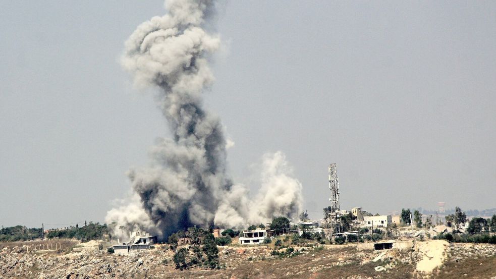 Allein am Sonntag zählten libanesische Medien rund 90 israelische Angriffe im Süden. Foto: Stringer/dpa