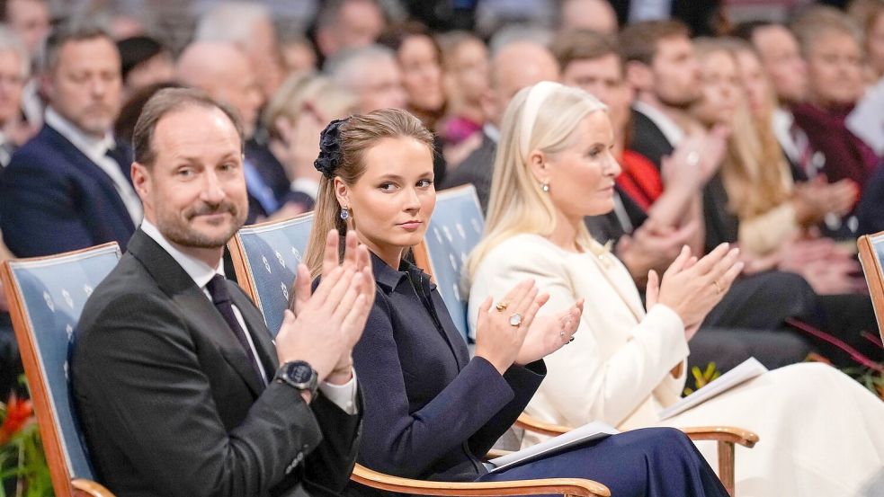 Möchten bei Mette-Marit (rechts) sein: Kronprinz Haakon und Prinzessin Ingrid Alexandra (Mitte). (Archivbild) Foto: Ole Berg-Rusten/NTB/dpa