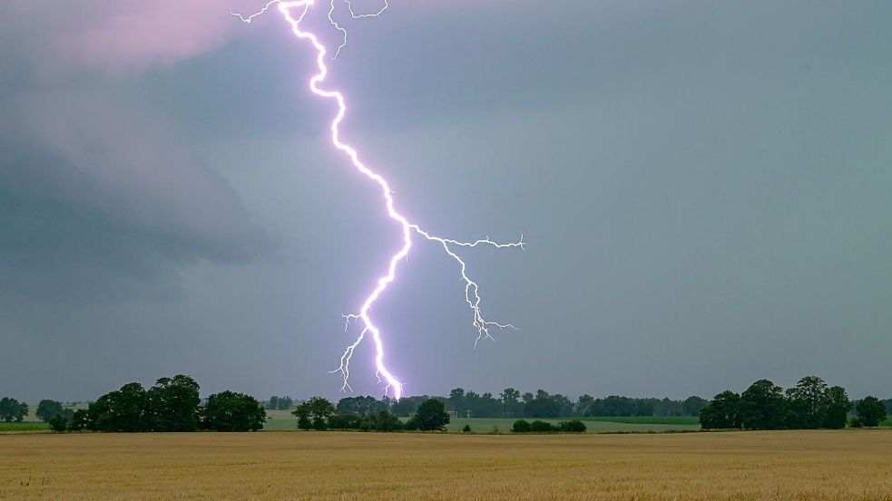 Neue Gewitter können bereits am Dienstag wieder aufziehen (SymbolbildI) Foto: Patrick Pleul