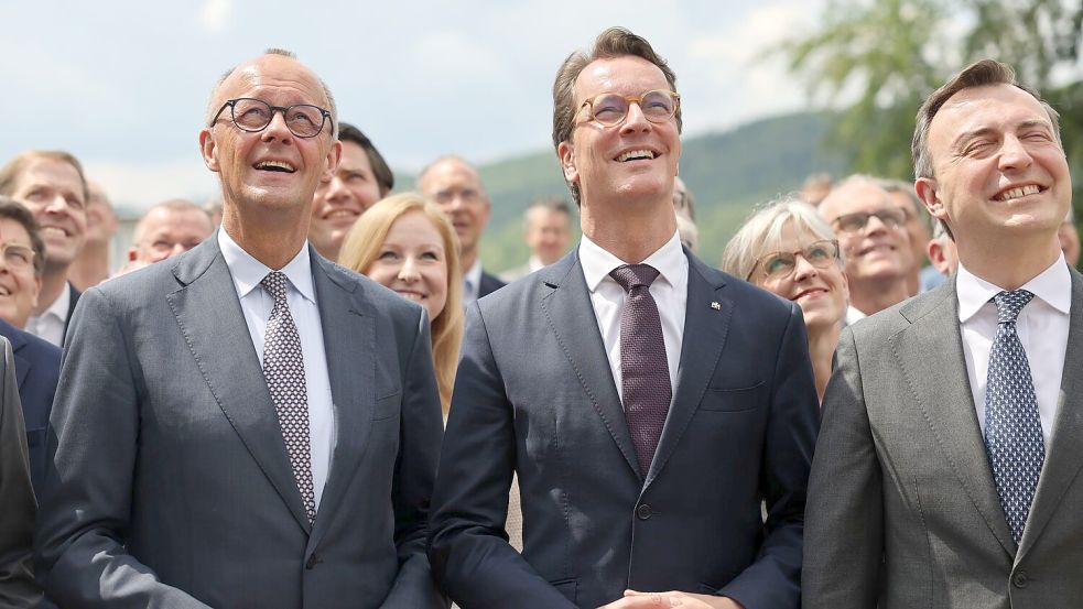Als sei nichts gewesen: Merz, Wüst und Ziemiak. Foto: Oliver Berg/dpa-Pool/dpa