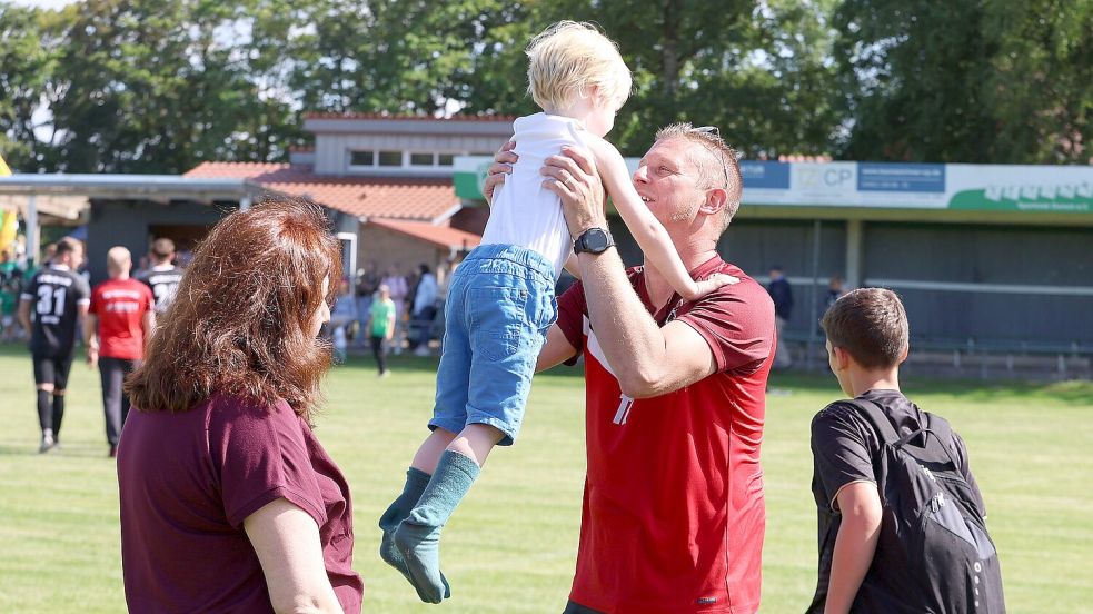 Der Westerender Trainer Klaus Hoofdmann freut sich mit seiner Familie.Fotos: Wilfried Gronewold