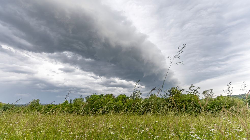 Auch über Stadt und Landkreis Osnabrück ziehen dunkle Wolken auf. Foto: IMAGO/Jan Eifert
