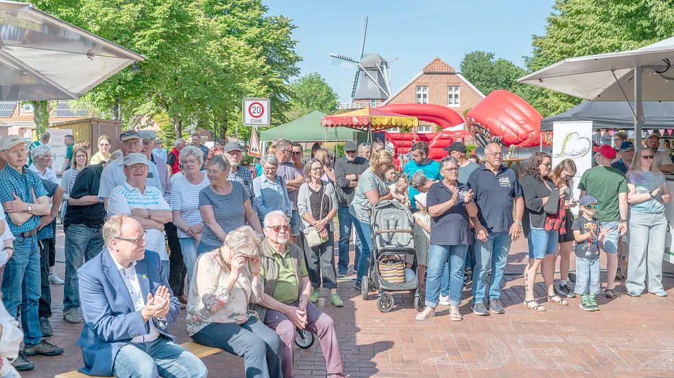Zur Eröffnung des Dorffest auf dem Dorfplatz in Leezdorf kamen zahlreiche Besucher. Foto: Folkert Bents