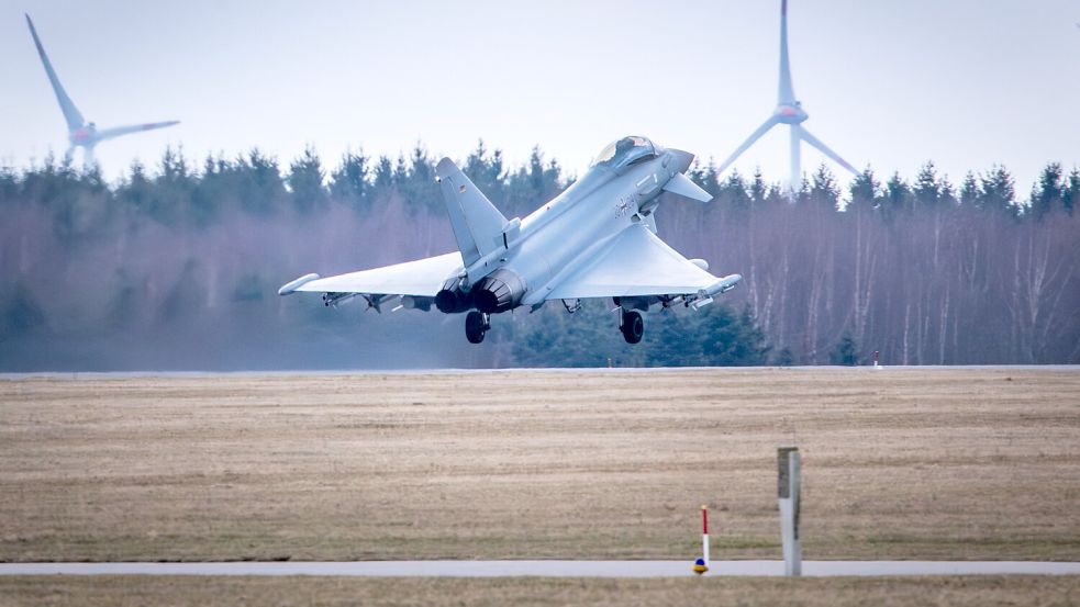 Ein Eurofighter der Bundeswehr, der für die „Alarmrotte“ in ständiger Alarmbereitschaft ist, startet zu einer Übung vom Flugplatz Laage. Foto: Jens Büttner/dpa