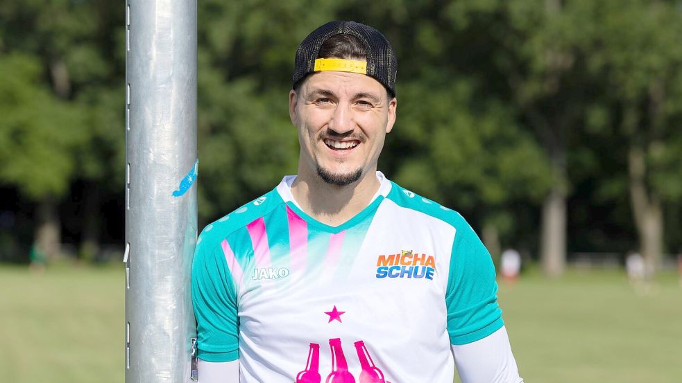 Micha Schue tritt im Bierkönig in seinem eigenen Trikot auf. Foto: Rolf Vennenbernd/dpa