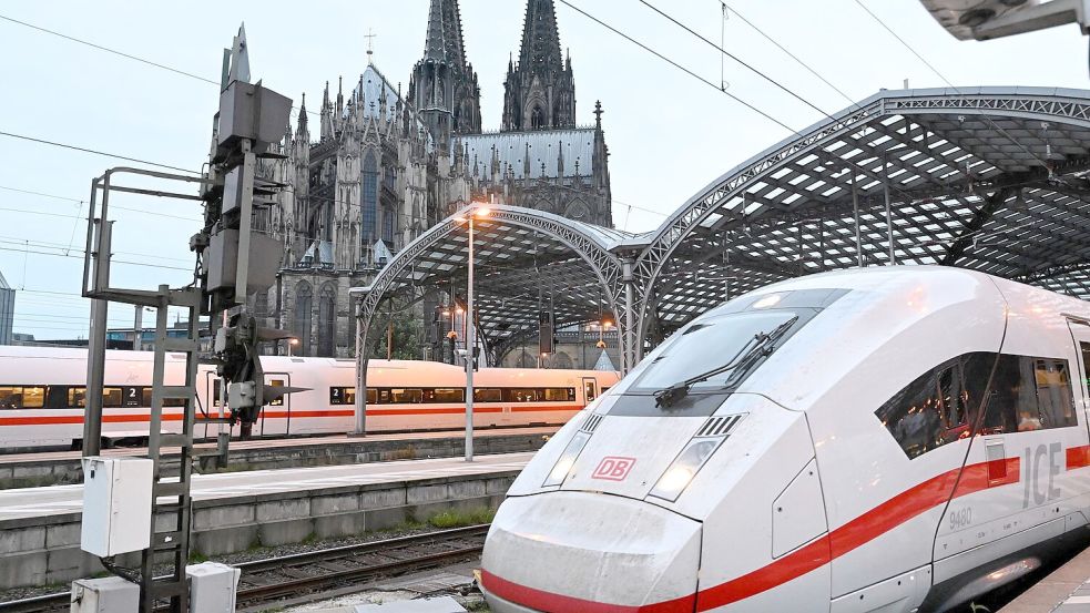 Die meisten Fernverkehrszüge auf deutschen Schienen tragen derzeit die Farben der Deutschen Bahn - doch zwei Konkurrenten wollen dem bundeseigenen Konzern Marktanteile abspenstig machen. (Archivbild) Foto: Roberto Pfeil