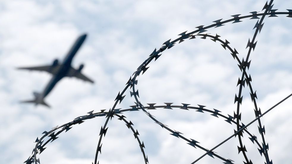 Abschiebezentren in Nicht-EU-Staaten werden Realität. Foto: dpa/Sebastian Gollnow