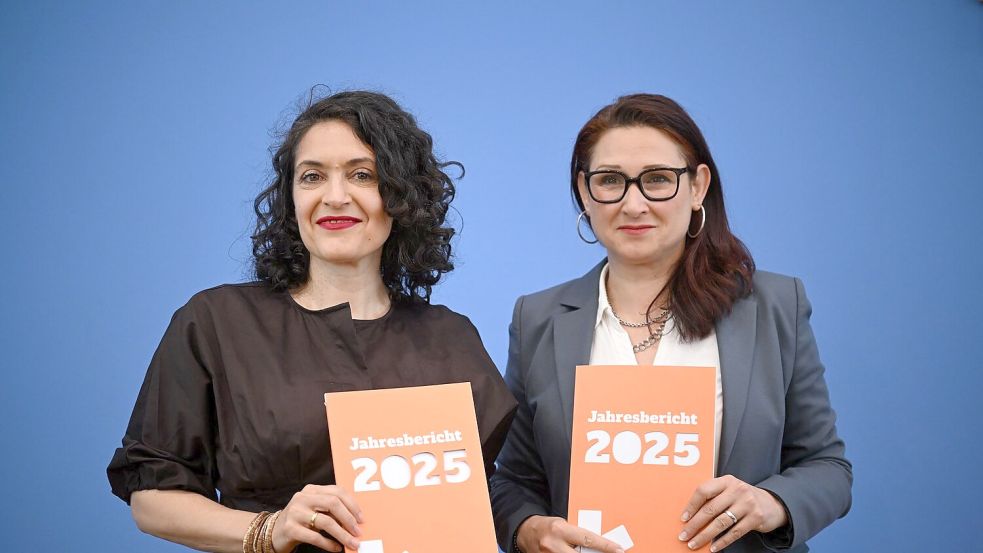 Eva Andrades vom Antidiskriminierungsverband präsentierte den Jahresbericht gemeinsam mit Ataman. Foto: Britta Pedersen/dpa