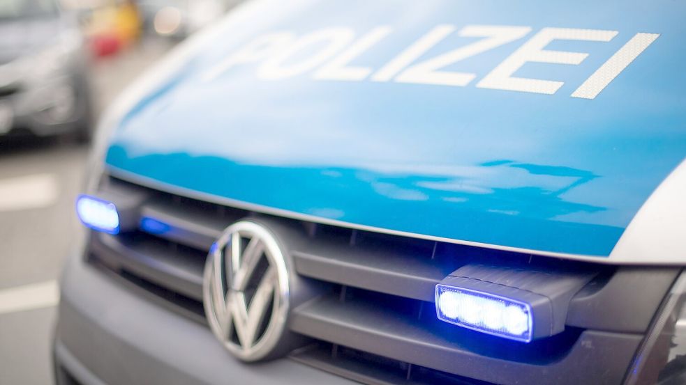 In Esens läuft am Dienstagmittag, 2. Juni, ein größerer Polizeieinsatz. Der Edeka-Markt in der Siebet-Attena-Straße wurde evakuiert. Foto: Lino Mirgeler/dpa/Archiv