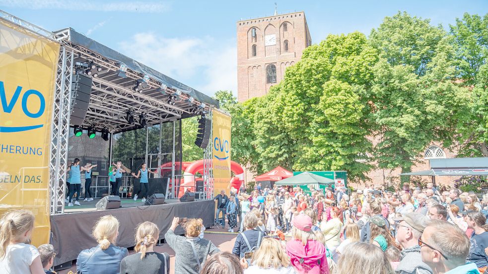 Programm gibt es in diesem Jahr auf nur zwei Bühnen im Marienhafer Ortskern. Eine große Bühne steht auf dem Marktplatz (Bild), eine zweite in der Rosenstraße beim Hotel zur Waage. Fotos: Folkert Bents