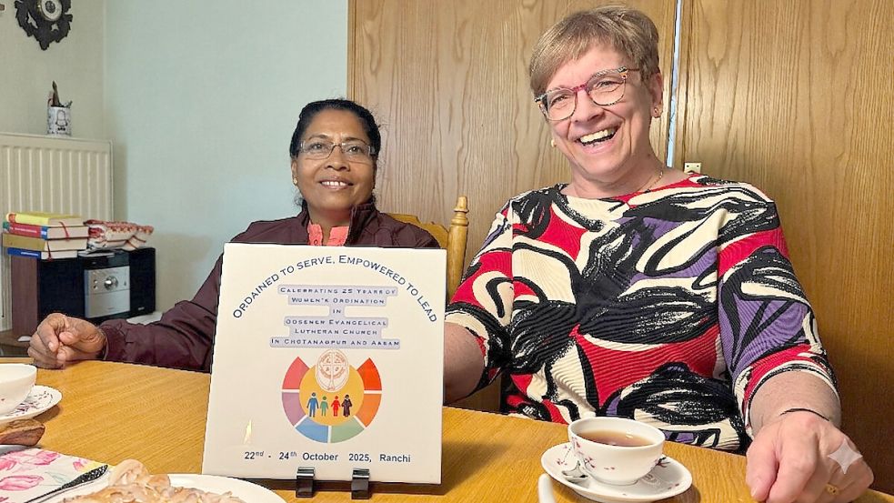 Elis Surin (links) aus Indien begleitet die Victorburer Pastorin Andrea Düring-Hoogstraat knapp eine Woche lang bei ihrer Arbeit. Foto: Holger Janssen