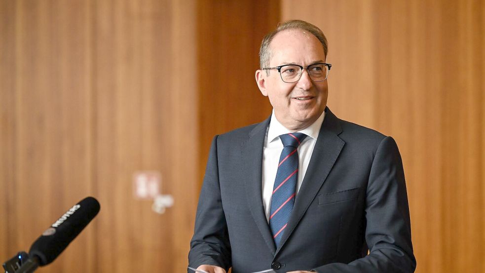 Bei einer kurzfristig anberaumten Pressekonferenz erklärt Bundesinnenminister Alexander Dobrindt (CSU), warum er große Hoffnungen in die nun vereinbarte EU-Verordnung setzt. Foto: Britta Pedersen/dpa
