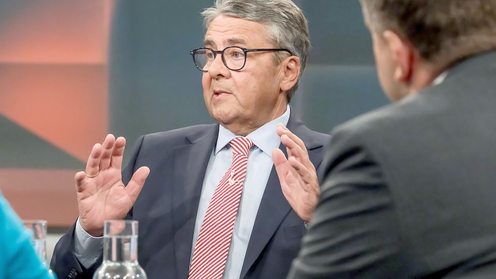 Sigmar Gabriel (SPD) hat mit einer persönlichen Anekdote für einen emotionalen Moment in der Diskussionsrunde bei „hart aber fair“ gesorgt. Foto: WDR/Oliver Ziebe